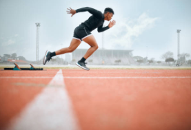 Sprinter qui s'élance de la ligne de départ